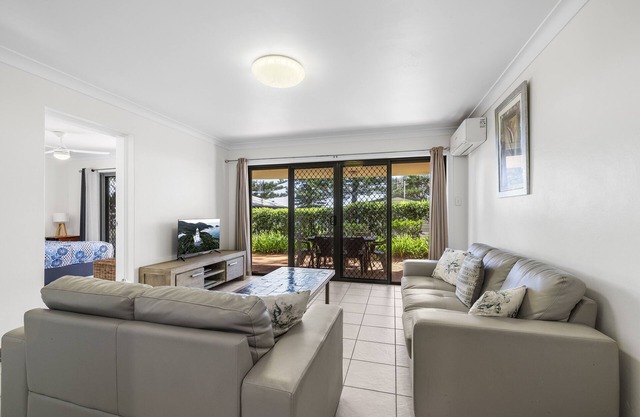All Linen Included * Center of Town * BBQ *Air Con * Private Covered Patio*
