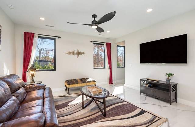 All New spacious cozy in-law suite 1BD minutes to highway 485 & 74