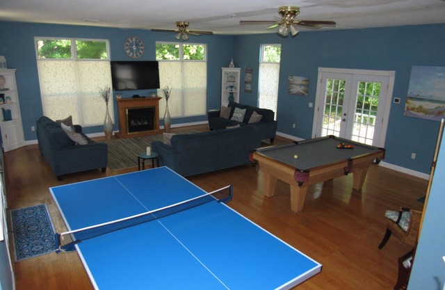 ALL SEASON FUN! OPEN LAYOUT~XL REC RM~TENNIS/POOL TBS~HOT TUB~FIRE PIT~GRILL~FPs