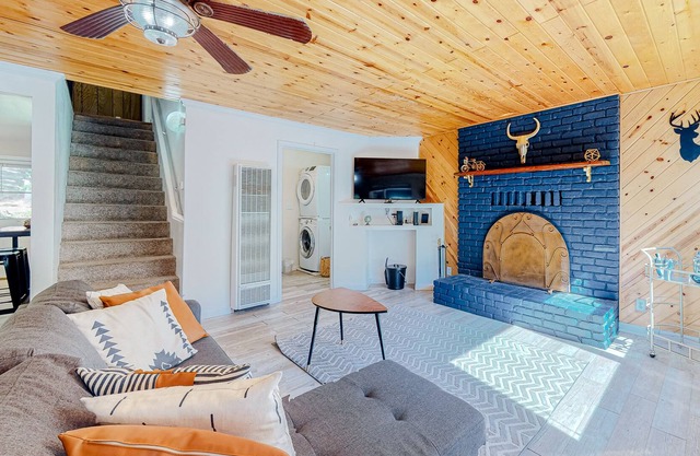 All-season getaway with firepit & updated kitchen - near Snow Valley & lake