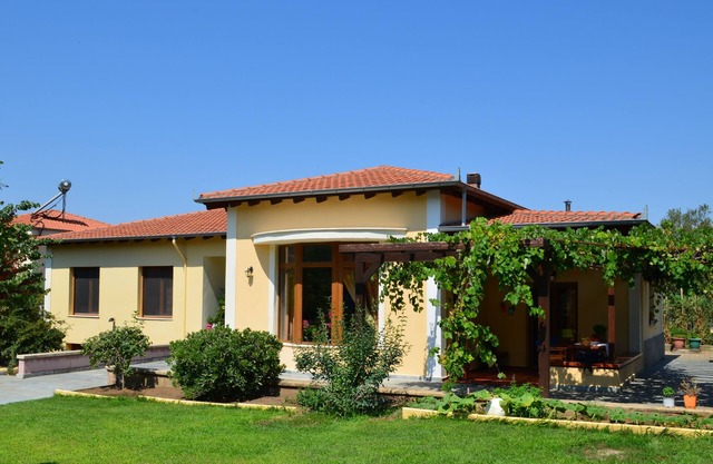 All-Season Villa Near Mountains, Sea & Ancient Sites