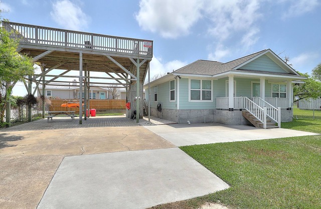 All-suite bay-view home with yard, kayak, & rooftop deck with panoramic views