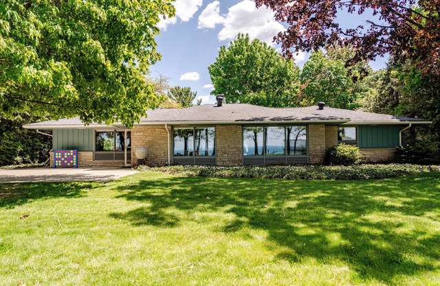 All The Waters Retro Home on Lake Michigan- PRIVATE BEACH-Large, shaded backyard