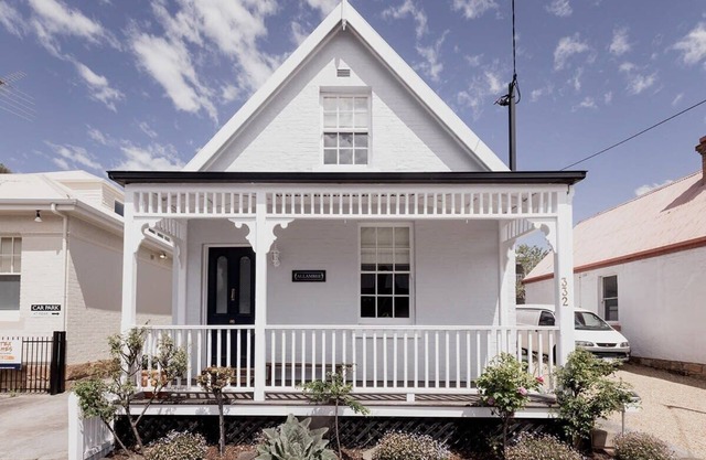 'Allambee' Heritage cottage in trendy South Hobart