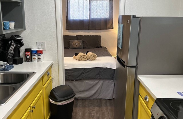 Alluring #A 1 Queen & courtyard by Fremont Str