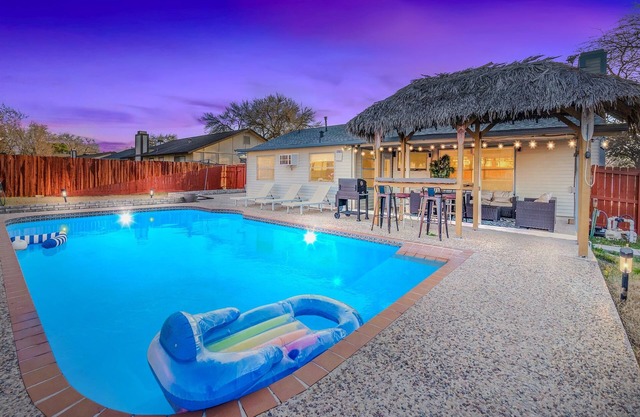 Aloha: 4Br Private Pool Tiki Bar & Game Lounge!