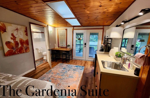 Aloha Junction Guesthouse Suites, stay and explore Kilauea Volcano Hawaii