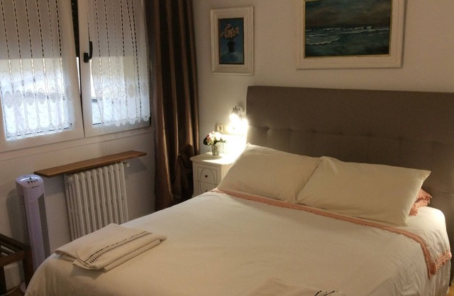 Alojamiento ideally ubicado. Cama grande