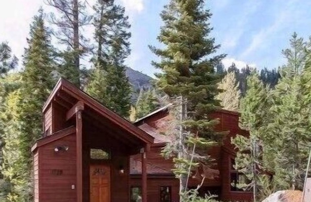 Alpine Getaway - N. Lake Tahoe, Dog Friendly, Hot Tub, Mountain Views