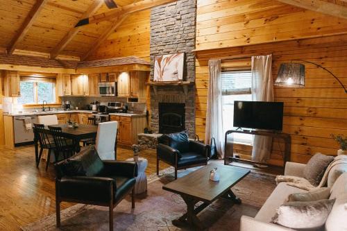 "Alpine Hills" Cozy Hideaway RRG Cabin w/Hot Tub