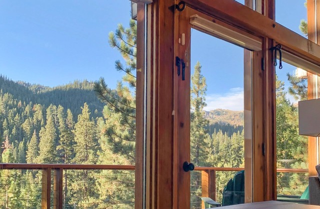 Alpine House - Hot Tub, Amazing Views, Dog-Friendly & Easy Ski Access
