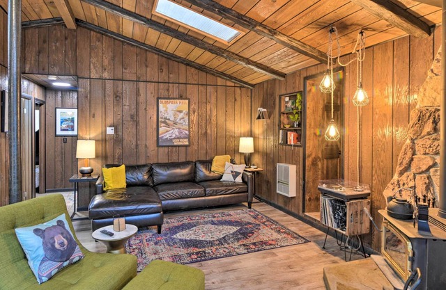 Alpine Lake Resort Cabin: Deck & Lake Access!