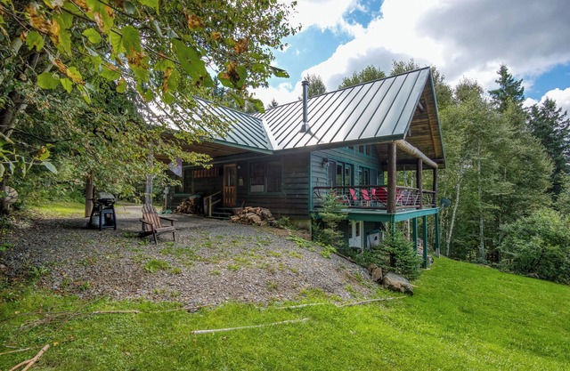 Alpine Loon Lodge - Just a mile from downtown Rangeley with lake views!