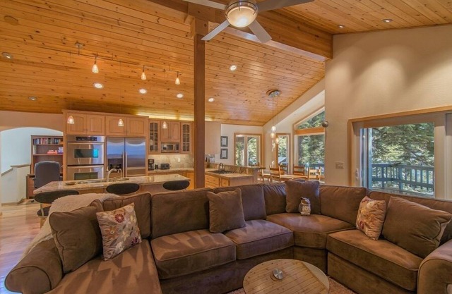 Alpine Meadows home w/Private Hot Tub, Close to hiking, Fireplace- Mineral Springs Getaway