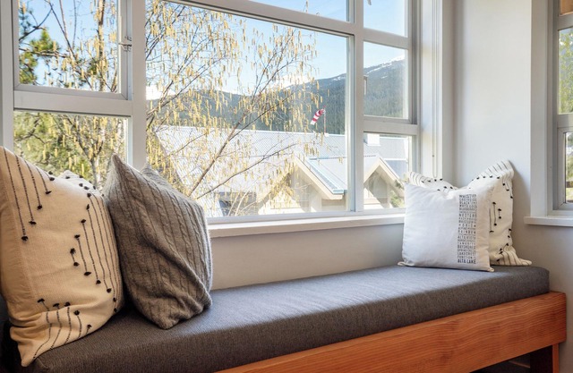 ❄︎Alpine Suite❄︎ | 2 BR with Hot Tub, Free Parking & Perfect Location | Marketplace Lodge
