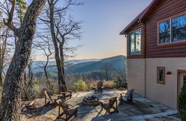 Alpine Vista - Blowing Rock Cabin with hot tub, Theater, Sauna, Views