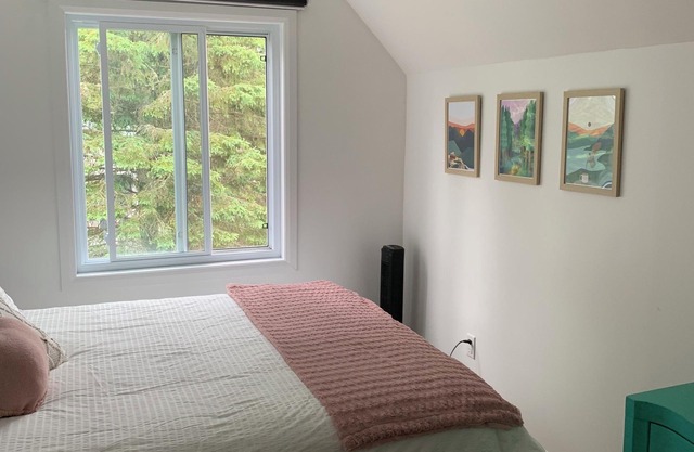 Amazing winter chalet with WiFi in Sainte-Lucie-des-Laurentides. Pets friendly.