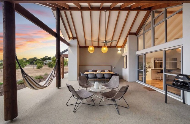 Amaroo Luxe Hinterland Farmhouse Studio