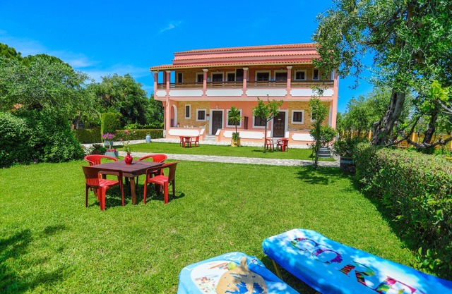 Amarylis Apartment: Lovely, air-conditioned apartment set within walking distance to sandy beach