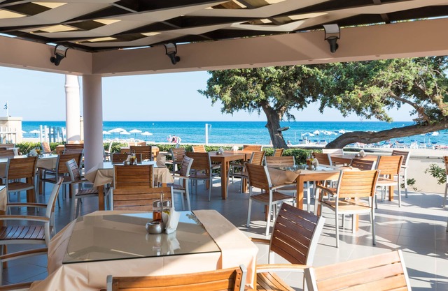 Amaryllis Front Beach Hotel