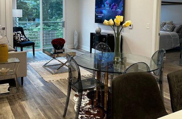 Amazing 2 bedroom/2 bathroom with bonus office space!!