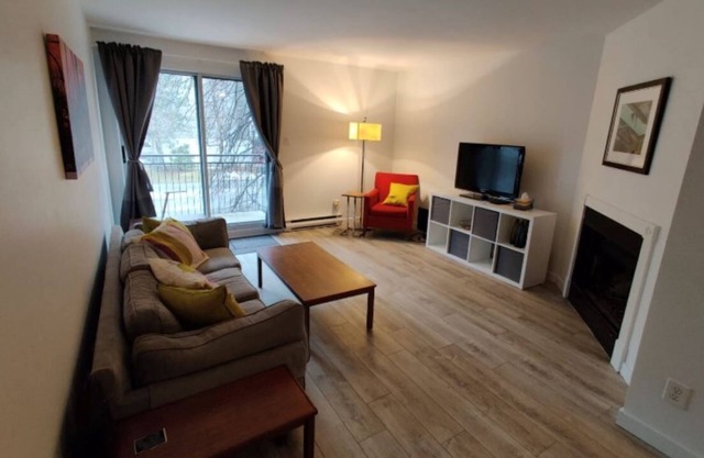 Amazing 2-Bedroom Montreal Condo in Trendy Atwater