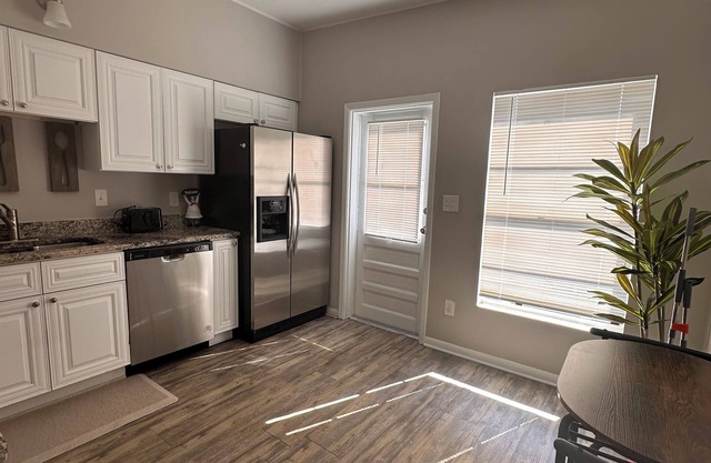 Amazing 3 bedroom 2 bath 2 car garage with patio minutes to Busch Gardens