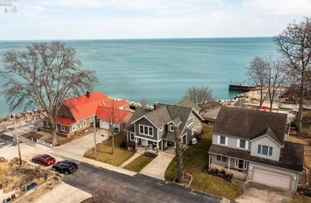 Amazing 4 Bdrm House-Lake Views, Beach, near Cedar Point