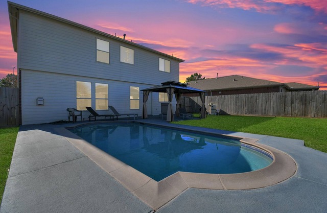 Amazing 4-BR Oasis With Pool & Backyard Bliss