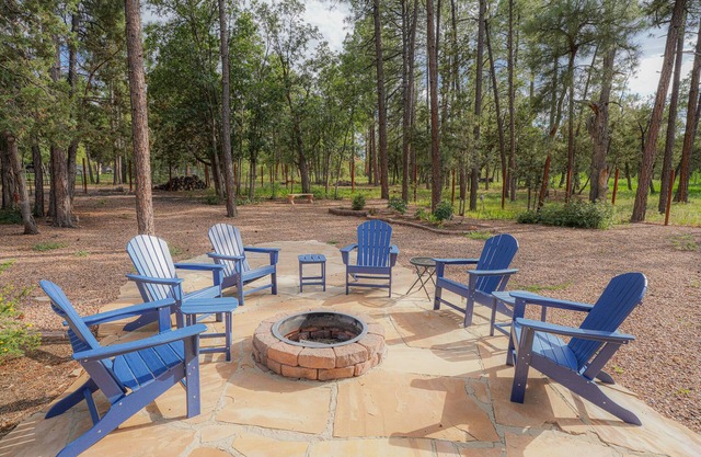 AMAZING 4300 SQ FEET RETREAT ON 4.5 ACRES WITH AC! SLEEPS 16 PETS WELCOME!