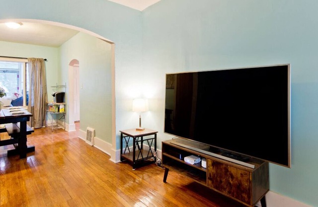 Amazing 5 Bedroom Downtown Ferndale House