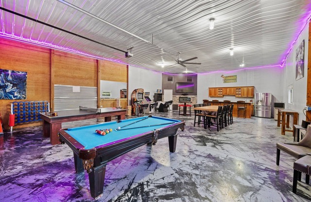 AMAZING & A PARTY BARN… HOT TUB, PL TBl, PNG PNG, & ARCADE! ACCESS TO POOLS!