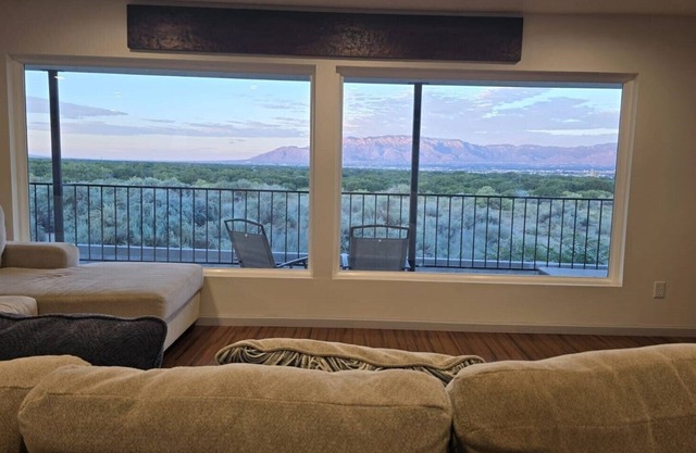 Amazing City Views - Beautiful home w/Hot Tub