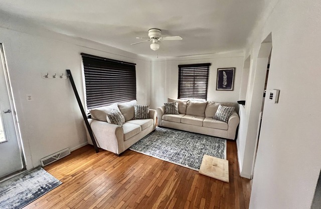 Amazing cute house, in the middle of Hazel park, close to 75 and 696