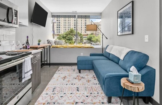 Amazing Downtown 1 Bedroom KING w/ Fitness Center