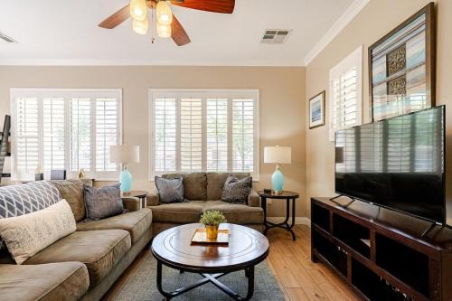 Amazing Gilbert home 3 Bed 2 and half Bath sleeps 8 2 car garage