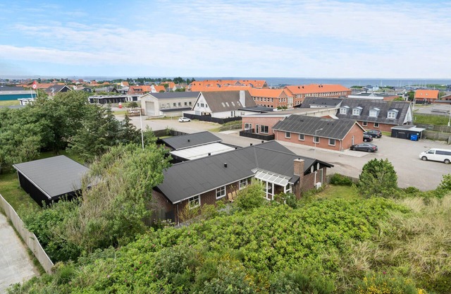 Amazing home in Hvide Sande with WiFi