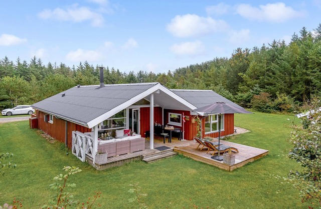 Amazing home in Løkken with WiFi