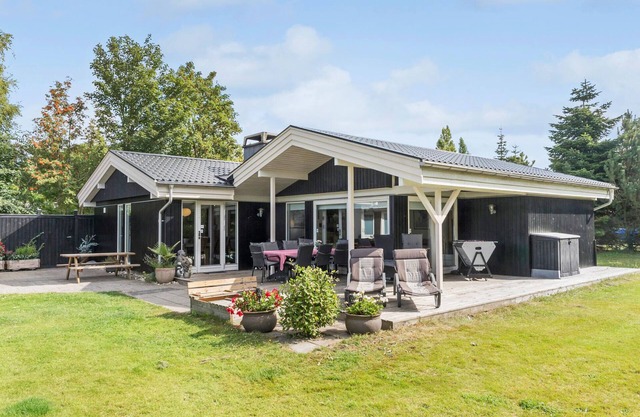 Amazing home in Væggerløse with WiFi