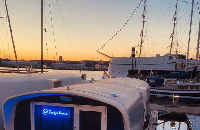 Amazing location! Cozy houseboat in the heart of central Gothenburg.
