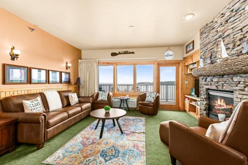 Amazing Lake View King Suite, Kitchen & Pools