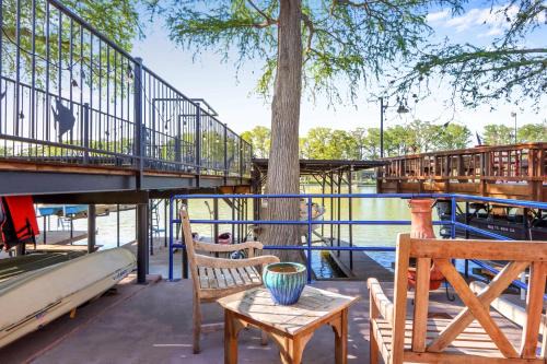 Amazing Lakefront Escape - A Stunner For Sleeps 14