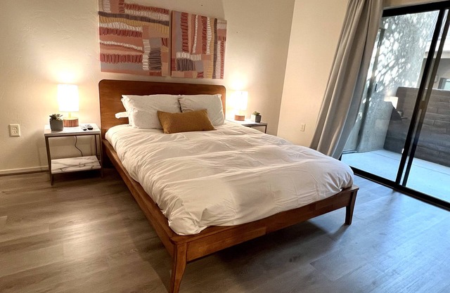 Amazing Location 2 Bedroom Condo by River Walk