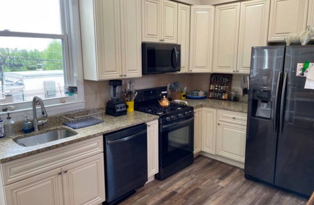 Amazing Location, 2700 sqft, 5-bedroom, Family-friendly, 1 Mile from DC