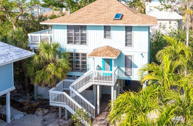 Amazing Location! Central to Everything Captiva Has to Offer!