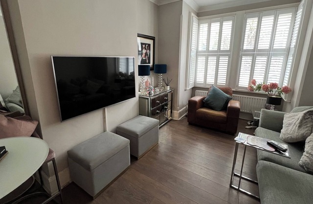 Amazing location, luxury, & private garden - less than five minutes to train