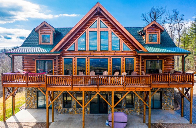 Amazing Log home with breath taking mountain views! Mins from Kerr Scott Lake