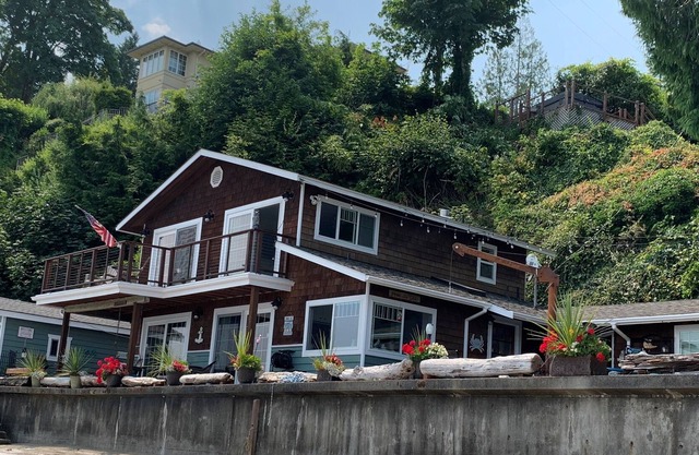 Amazing Puget Sound Beach House - rare sandy beach & Mt. Rainier views!