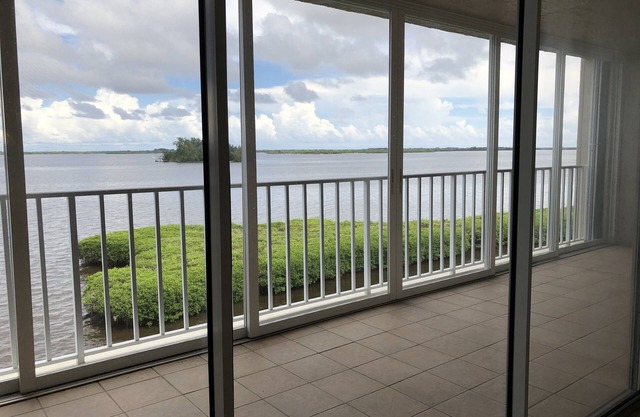 Amazing Riverfront View, close to Sebastian Inlet, Dock & Boatlift available.
