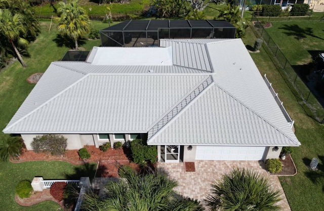 Amazing updated 2/2 Nokomis home with heated pool!